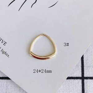Dettaglio di un ciondolo a triangolo dorato 24x24mm per gioielli fai-da-te lucido