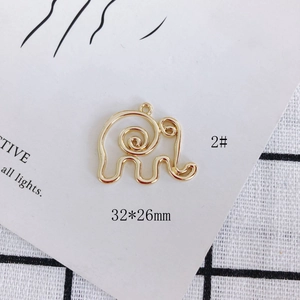 Detail van een 32x26mm gouden olifant hanger voor DIY sieraden maken projecten