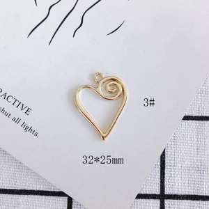 Detail van een 32x25mm gouden hart hanger met spiraalpatroon voor DIY sieraden maken