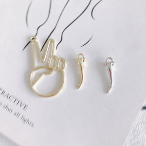 Metallanhänger Set mit Sieg Geste und Cornicello Horn für die DIY Schmuckherstellung