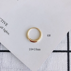 Dettaglio di un anello geometrico dorato 18x18mm misura 6 per accessori gioielli DIY