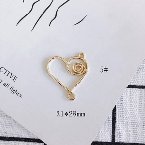 Macro-opname van een 31x28mm gouden hartvormige hanger met spiraalvormig ontwerp voor sieraden