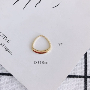 Dettaglio del ciondolo a triangolo cavo in oro lucido 18x18mm per la creazione di gioielli