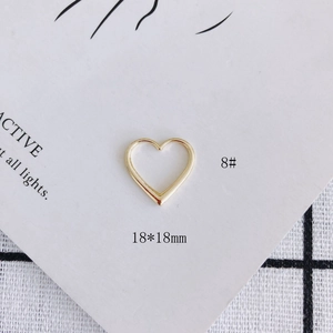 Vista dettagliata di un ciondolo a cuore dorato 18x18mm per creazione gioielli DIY