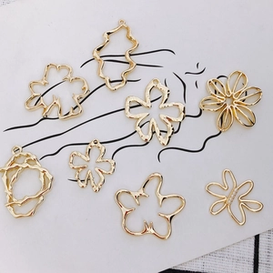 Colgantes de Flor Hueca de Aleación de Oro Minimalistas Geométricos Irregulares Artísticos Materiales para Bisutería DIY para Pendientes Collar Mujer
