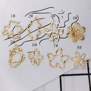 Set de ocho colgantes dorados florales y abstractos para creación de joyas DIY