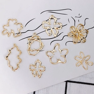 Set de 8 colgantes dorados de flores huecas y formas geométricas para joyería DIY
