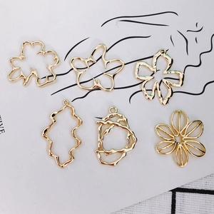 Set de 6 colgantes dorados de aleación con forma de flor para la creación de joyas DIY