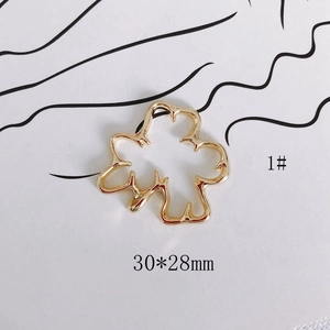 Vista macro de colgante de flor dorada de 30x28mm para creación de joyas DIY