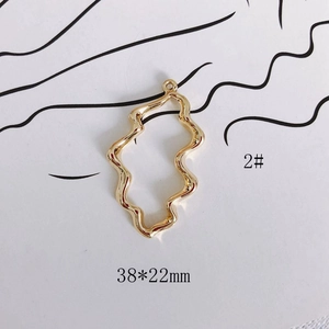Detalle de colgante de flor hueca dorada irregular de 38x22mm para creación de joyas