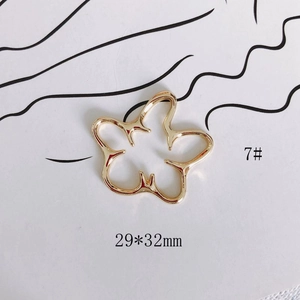 Vista macro de colgante de flor hueca dorada de 29x32mm para accesorios de joyería DIY