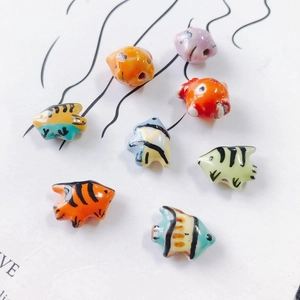 Cuentas de cerámica de peces tropicales coloridos con patrones pintados para joyería DIY