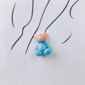 Vue macro d'ours en résine dégradé rose et bleu avec une surface lisse et polie