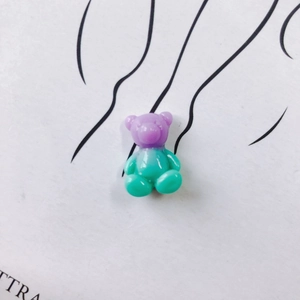 Détail macro de charms ours en résine bicolore avec finition brillante pour bijoux DIY