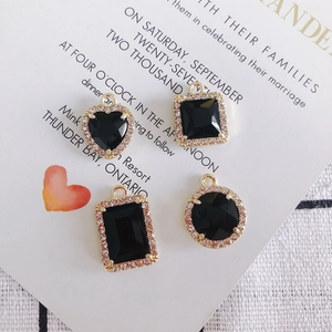 Set de colgantes para joyas DIY con gemas negras y chapado en oro en formas variadas