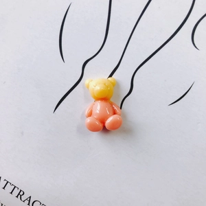 Gros plan de breloques ours 3D en résine avec dégradé brillant pour bijoux artisanaux