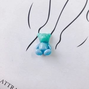 Détail de breloques ourson en dégradé vert et bleu en résine translucide pour bijoux DIY