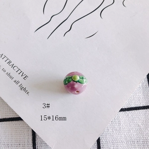 Vue détaillée d'une perle en céramique lavande 15x16mm avec feuille pour bijoux DIY
