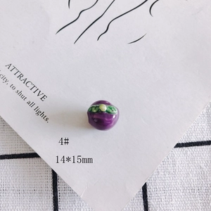Gros plan d'une perle en céramique mangoustan violet de 14x15mm pour bijoux DIY