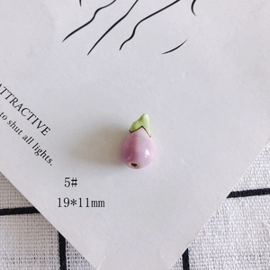 Vue macro d'une perle en céramique aubergine de 19x11 mm pour la création de bijoux DIY