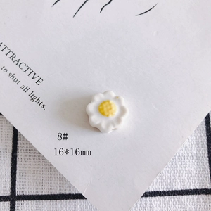 Vue détaillée d'une perle marguerite en céramique de 16mm pour création de bijoux