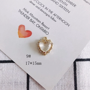 Vista macro de un colgante de corazón chapado en oro de 17x15mm con incrustación de cristal