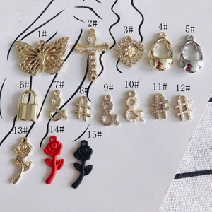 Pendentifs bijoux DIY en alliage avec papillon, croix et motifs de rose avec perles