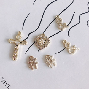 Pendentifs DIY en alliage doré avec perles et strass en formes de cœur et de croix