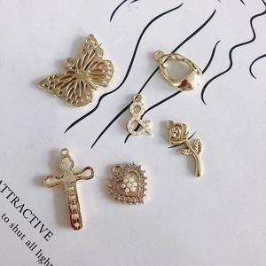 Lot de 6 breloques dorées incluant rose, croix et cœur avec perles et strass pour bijoux DIY