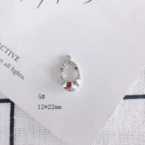 Gros plan du pendentif goutte creux argenté 12x22mm avec finition miroir polie