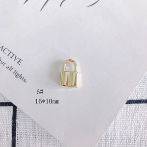 Gros plan du pendentif cadenas doré 16x10mm pour la création de bijoux DIY