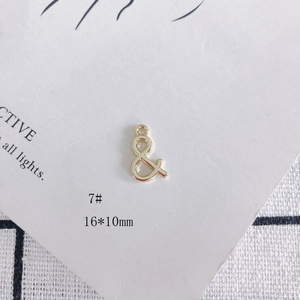 Gros plan détaillé d'un pendentif esperluette doré 16x10mm pour la création de bijoux