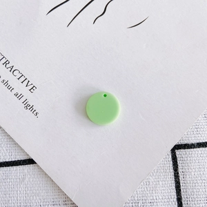 Detailopname van matte lichtgroene 15mm ronde acrylhars bedels voor DIY-sieraden