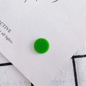 Detailopname van felgroene 15 mm ronde acryl hanger met gat voor DIY-sieraden maken