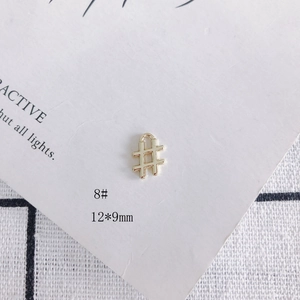 Détail d'un pendentif doré en forme de hashtag de 12x9mm avec anneau de fixation