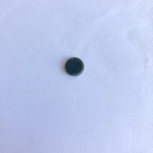 Detailopname van een 15mm donkergroene ronde hars hanger met boorgat voor DIY sieraden maken