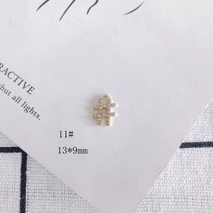 Vue détaillée du pendentif hashtag doré 13x9mm serti de cristaux brillants pavés