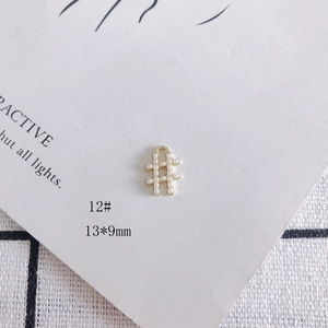 Vue détaillée du pendentif hashtag doré 13x9mm avec perles pour bijoux DIY