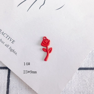 Vue détaillée du pendentif rose rouge 23x9mm en alliage avec perle et détails de feuille