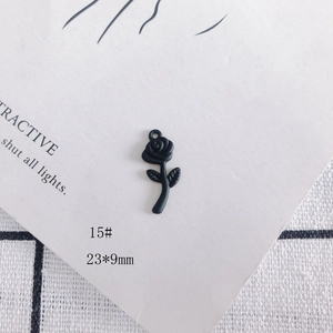 Vue macro d'un pendentif rose noir mat 23x9mm pour création de bijoux DIY sur fond décoratif