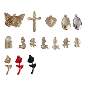 Pendentifs DIY variés en alliage avec rose, papillon, croix et perle dorée