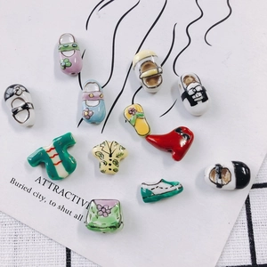 Amuletos de cerámica pintados a mano para joyas DIY con mini zapatos y ropa de color