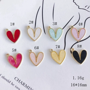 Ciondoli a cuore in conchiglia con bordo dorato in 8 colori per fai da te gioielli