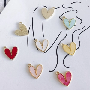 Ciondoli a cuore colorati con bordo perlato dorato per creazione di gioielli fai da te