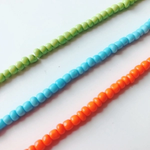 Dettaglio di perline colorate da 4mm per la creazione di gioielli fai-da-te e artigianato