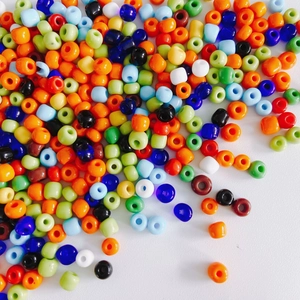 Dettaglio ravvicinato di perline di vetro colorate da 4 mm con fori centrali lucidi