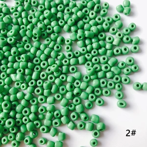 Dettaglio di perline verde erba da 4mm per la creazione di gioielli fai da te
