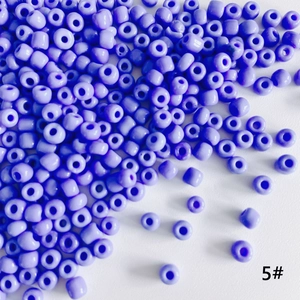 Vista macro di perline di vetro viola lavanda 4mm per la creazione di gioielli fai da te