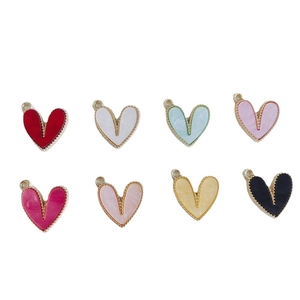 Ciondoli a cuore in conchiglia colorata con bordi in metallo dorato per gioielli DIY
