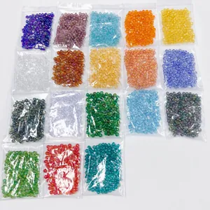 Gekleurde glazen kralen van 4mm in kleine zakjes voor het maken van DIY-sieraden